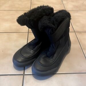 Women’s 8 1/2 Black Clarks Waterproof Boots